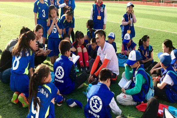 图为新华小记者体验采访kiwi足球青训营教练员刘广旭.jpg